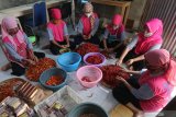 Pekerja menyiapkan cabai sebagai bahan baku sambal pecel ke dalam plastik di Kelurahan Betet, Kota Kediri, Jawa Timur, Jumat (18/9/2020). Sambal pecel yang secara parktis dapat dipadukan dengan berbagai macam makanan tersebut saat pandemi COVID-19 mengalami kenaikan produksi dari sebelumnya 50 kilogram per hari menjadi 1 kuintal per hari dengan harga tetap Rp40 ribu per kilogram. Antara Jatim/Prasetia Fauzani/zk