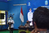 Gubernur Jawa Timur Khofifah Indar Parawansa memberikan sambutan saat meninjau SMAN 2 Mejayan dalam rangkaian kunjungan kerjanya di Kabupaten Madiun, Jawa Timur, Jumat (18/9/2020). Selain meninjau SMAN dan SMK  di Madiun, Gubernur Jawa Timur juga menyerahkan secara simbolis kartu internet gratis XL Axiata sebanyak 1,3 juta kartu bagi siswa dan 100 ribu bagi guru untuk belajar daring di Jawa Timur serta ventilator kepada 15 RSUD dan RS rujukan COVID-19. Antara Jatim/Siswowidodo/zk