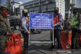 Petugas Dinas Perhubungan membawa papan informasi saat penutupan jalan Asia Afrika, Bandung, Jawa Barat, Jumat (18/9/2020). Pemerintah Kota Bandung menutup sejumlah jalan protokol di jam-jam tertentu guna meminimalisir kerumunan pada era adaptasi kebiasaan baru yang diperketat. ANTARA JABAR/Raisan Al Farisi/agr