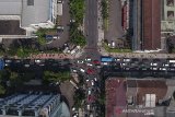 Foto udara suasana penutupan jalan Asia Afrika, Bandung, Jawa Barat, Jumat (18/9/2020). Pemerintah Kota Bandung menutup sejumlah jalan protokol di jam-jam tertentu guna meminimalisir kerumunan pada era adaptasi kebiasaan baru yang diperketat. ANTARA JABAR/Raisan Al Farisi/agr