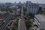 Foto udara suasana penutupan jalan Asia Afrika, Bandung, Jawa Barat, Jumat (18/9/2020). Pemerintah Kota Bandung menutup sejumlah jalan protokol di jam-jam tertentu guna meminimalisir kerumunan pada era adaptasi kebiasaan baru yang diperketat. ANTARA JABAR/Raisan Al Farisi/agr