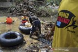 Relawan mengikuti aksi bersih sampah di Sungai Cipalih, Desa Benteng, Kabupaten Ciamis, Jawa Barat, Sabtu (19/9/2020). Aksi tersebut dalam rangka memperingati gerakan World Cleanup Day atau Hari Peduli Sampah Nasional sekaligus mengampanyekan gerakan kebersihan lingkungan sekitar agar terbebas dari sampah. ANTARA JABAR/Adeng Bustomi/agr