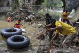 Relawan mengikuti aksi bersih sampah di Sungai Cipalih, Desa Benteng, Kabupaten Ciamis, Jawa Barat, Sabtu (19/9/2020). Aksi tersebut dalam rangka memperingati gerakan World Cleanup Day atau Hari Peduli Sampah Nasional sekaligus mengampanyekan gerakan kebersihan lingkungan sekitar agar terbebas dari sampah. ANTARA JABAR/Adeng Bustomi/agr