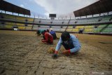 Pekerja memasang bibit rumput di lapangan Stadion Gelora Bung Tomo (GBT), Surabaya, Jawa Timur, Jumat (18/9/2020). Sejumlah perbaikan di stadion tersebut terus dikebut guna mendukung sarana dan prasarana perhelatan Piala Dunia U-20 yang akan diselenggarakan pada 2021 mendatang. Antara Jatim/Moch Asim/zk.