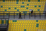 Pekerja membersihkan bagian tribun penonton di Stadion Gelora Bung Tomo (GBT), Surabaya, Jawa Timur, Jumat (18/9/2020). Sejumlah perbaikan di stadion tersebut terus dikebut guna mendukung sarana dan prasarana perhelatan Piala Dunia U-20 yang akan diselenggarakan pada 2021 mendatang. Antara Jatim/Moch Asim/zk.