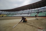 Pekerja meratakan tanah di bagian lapangan Stadion Gelora Bung Tomo (GBT), Surabaya, Jawa Timur, Jumat (18/9/2020). Sejumlah perbaikan di stadion tersebut terus dikebut guna mendukung sarana dan prasarana perhelatan Piala Dunia U-20 yang akan diselenggarakan pada 2021 mendatang. Antara Jatim/Moch Asim/zk.