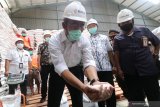 Menteri Koordinator Bidang Pembangunan Manusia dan Kebudayaan (Menko PMK)  Muhadjir Effendy (kiri) memperlihatkan kualitas beras Program Keluarga Harapan (PKH) di gudang Bulog, Kediri, Jawa Timur, Sabtu (19/9/2020). Kunjungan ke gudang Bulog tersebut untuk memantau kualitas beras dan kesiapan penyaluran beras kepada keluarga penerima manfaat PKH. Antara Jatim/Prasetia Fauzani/zk.