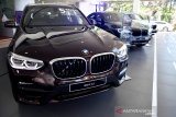 Sejumlah mobil BMW seri X dipamerkan pada ajang BMW X Week di BMW Astra Surabaya, Jawa Timur, Sabtu (19/9/2020).  Pameran tersebut bertujuan untuk menunjukan bahwa Jawa Timur adalah pasar yang penting bagi BMW Astra. Antara Jatim/Zabur Karuru