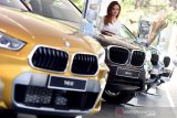 Sejumlah mobil BMW seri X dipamerkan pada ajang BMW X Week di BMW Astra Surabaya, Jawa Timur, Sabtu (19/9/2020).  Pameran tersebut bertujuan untuk menunjukan bahwa Jawa Timur adalah pasar yang penting bagi BMW Astra. Antara Jatim/Zabur Karuru