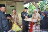 Bupati Lutim serahkan bantuan  kepada warga kurang mampu