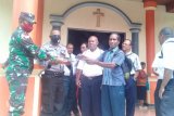 Prajurit Babinsa Koramil Yapsel bagikan masker gratis jemaat GPDI Imandoa