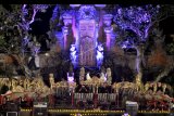 Seniman yang tergabung dalam kelompok Jegog Suar Agung menampilkan kesenian tradisional gamelan Jegog saat Lokaswara Festival di Ubud, Gianyar, Bali, Sabtu (19/9/2020). Festival musik yang juga disiarkan secara 'live streaming' tersebut diharapkan dapat menghidupkan kembali industri pariwisata nasional khususnya di Pulau Dewata dan menghibur masyarakat untuk menikmati pertunjukkan musik secara aman di tengah pandemi COVID-19. ANTARA FOTO/Fikri Yusuf/nym.