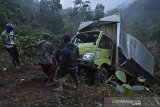 Petugas derek mengevakuasi truk boks yang terperosok ke jurang di Cihurip, Kabupaten Garut, Jawa Barat, Minggu (20/9/2020). Kecelakaan truk yang terjadi pada Sabtu (19/9/2020) tersebut diduga akibat bertabrakan kendaraan bermotor dan terperosok ke jurang sedalam 15 meter dan tidak ada korban jiwa dalam kecelakaan tersebut. ANTARA FOTO/Candra Yanuarsyah/agr