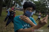 Penyandang disabilitas netra mengikuti pelatihan pencak silat di BRSPDSN Wyata Guna, Bandung, Jawa Barat, Minggu (20/9/2020). Pelatihan pencak silat tersebut dilakukan guna membantu perkembangan sensorik dan motorik sekaligus pelatihan bela diri bagi kaum penyandang tuna netra ataupun low vision dalam kehidupan sehari-hari. ANTARA JABAR/Novrian Arbi/agr