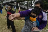 Penyandang disabilitas netra mengikuti pelatihan pencak silat di BRSPDSN Wyata Guna, Bandung, Jawa Barat, Minggu (20/9/2020). Pelatihan pencak silat tersebut dilakukan guna membantu perkembangan sensorik dan motorik sekaligus pelatihan bela diri bagi kaum penyandang tuna netra ataupun low vision dalam kehidupan sehari-hari. ANTARA JABAR/Novrian Arbi/agr