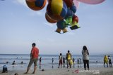 Wisatawan mengunjungi kawasan wisata Pantai Santolo, Pameungpeuk, Kabupaten Garut, Jawa Barat, Minggu (20/9/2020). Pantai Santolo menjadi salah satu destinasi wisata populer di Garut bagian selatan yang memiliki bentang pantai yang cukup panjang dan ramai dikunjungi wisatawan domestik maupun mancanegara. ANTARA JABAR/Candra Yanuarsyah/agr