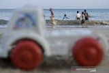 Wisatawan bermain di kawasan wisata Pantai Santolo, Pameungpeuk, Kabupaten Garut, Jawa Barat, Minggu (20/9/2020). Pantai Santolo menjadi salah satu destinasi wisata populer di Garut bagian selatan yang memiliki bentang pantai yang cukup panjang dan ramai dikunjungi wisatawan domestik maupun mancanegara. ANTARA JABAR/Candra Yanuarsyah/agr