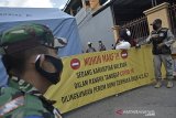 Petugas gabungan berjaga saat karantina wilayah di Perumahan Cempaka, Karangpawitan, Kabupaten Garut, Jawa Barat, Senin (21/9/2020). Pemerintah Kabupaten Garut memberlakukan Pembatasan Sosial Berskala Mikro (PSBM) untuk sejumlah daerah di enam kecamatan yang mengalami peningkatan kasus positif COVID-19. ANTARA JABAR/Candra Yanuarsyah/agr