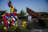 Suasana area taman yang ditutup di Alun Alun Cicendo, Bandung, Jawa Barat, Senin (21/9/2020). Pemerintah Kota Bandung menutup kembali sejumlah taman dan fasilitas bermain anak di Kota Bandung dalam masa pengetatan adaptasi kebiasaan baru guna mencegah kerumunan warga sehingga dapat menekan angka penyebaran COVID-19 yang mulai kembali naik. ANTARA JABAR/Novrian Arbi/agr