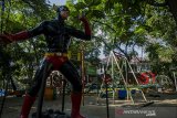 Suasana area fasilitas bermain yang ditutup di Taman Super Hero, Bandung, Jawa Barat, Senin (21/9/2020). Pemerintah Kota Bandung menutup kembali sejumlah taman dan fasilitas bermain anak di Kota Bandung dalam masa pengetatan adaptasi kebiasaan baru guna mencegah kerumunan warga sehingga dapat menekan angka penyebaran COVID-19 yang mulai kembali naik. ANTARA JABAR/Novrian Arbi/agr