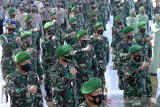 Sejumlah prajurit TNI dan Polri meneriakan yel yel semangat sinergitas sebelum dilangsungkan donor darah di Markas Kodam Sultan Iskandar Muda, Banda Aceh, Aceh, Selasa (22/9/2020). Kegiatan bhakti sosial Kodam Iskandar Muda bersama, TNI AU, TNI AL dan Polri menggelar donor darah dengan target sebanyak 2.000 kantong untuk memenuhi kebutuhan darah di tengah pandemi COVID-19 tersebut merupakan rangkaian kegiatan menyambut HUT ke-75 TNI. Antara Aceh/Ampelsa.

