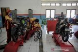 Sejumlah penyandang disabilitas mengikuti pelatihan keterampilan otomotif di Panti Dinas Sosial Provinsi Jawa Barat, Cimahi, Jawa Barat, Selasa (22/9/2020). Panti Sosial Rehabilitasi Penyandang Disabilitas Dinas Sosial Provinsi Jawa Barat memberikan pelatihan keterampilan otomotif bagi disabilitas secara gratis guna melatih kemandirian untuk menghadapi pandemi COVID-19. ANTARA JABAR/Raisan Al Farisi/agr