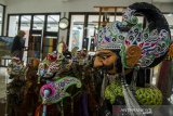 Pengelola menata produk umkm yang dipajang di Kerajinan dan Kuliner Jawa Barat (Kerabat) Store Dekranasda Jaba, Bandung, Jawa Barat, Selasa (22/9/2020). Pemerintah Jawa Barat menjadikan Kerabat Store Dekranasda Jawa Barat  sebagai ruang pengembangan kreativitas sekaligus salah satu pusat penjualan bagi pelaku UMKM di 27 kabupaten/kota dalam memasarkan kerajinan maupun kuliner khas Jawa Barat. ANTARA JABAR/Novrian Arbi/agr