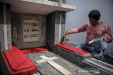 Pekerja merenovasi makam fotografer yang mengabadikan peristiwa detik-detik proklamasi kemerdekaan Republik Indonesia serta pendiri IPPHOS, Alexius Impurung Mendur di pemakaman Pandu, Bandung, Jawa Barat, Selasa (22/9/2020). Revovasi makam Alex Mendur yang diinisiasi oleh Kelompok Anak Rakyat (Lokra) tersebut bertujuan untuk merawat serta mengenang jasa-jasa beliau sekaligus rangkaian dari peringatan Hari Jadi Kota Bandung (HJKB) ke-210. ANTARA JABAR/Raisan Al Farisi/agr