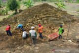 Tim Balai Pelestarian Cagar Budaya (BPCB) Jatim melakukan ekskavasi situs Patakan, Kecamatan Sambeng, Kabupaten Lamongan, Jawa Timur, Selasa (22/9/2020). Eskavasi tahap empat yang berlangsung mulai 18-27 September 2020 ini menargetkan untuk bisa membuka bagian tengah atau menampakkan bentuk bangunan utama yang diperkirakan berasal dari masa Airlangga. Antara Jatim/Syaiful Arif/zk.