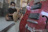 Perajin menyelesaikan pesanan gitar elektrik di Indramayu, Jawa Barat, Kamis (23/9/2020). Kementerian Koperasi dan UKM menyatakan realisasi dana bantuan BLT UMKM per tanggal 3 september 2020 sudah mencapai Rp13,41 triliun yang telah dibagikan kepada 5,59 juta pelaku usaha mikro. ANTARA JABAR/Dedhez Anggara/agr
