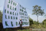 Petani melintas di depan baliho raksasa saat aksi simpatik di lahan pertanian, Lembang, Kabupaten Bandung Barat, Jawa Barat, Kamis (24/9/2020). Aksi simpatik yang dilakukan dalam rangka peringatan Hari Tani Nasional tersebut menuntut kepada Pemerintah untuk menghentikan alih fungsi lahan, laksanakan reforma agraria dan hentikan intimidasi serta kriminalisasi petani. ANTARA JABAR/M Agung Rajasa/agr