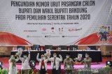 Ketiga pasangan calon Bupati dan Wakil Bupati Kabupaten Bandung menunjukan nomor urut setelah dilakukan pengundian di Soreang, Kabupaten Bandung, Jawa Barat, Kamis (24/9/2020). KPU Kabupaten Bandung telah menetapkan nomor urut ketiga pasangan calon dan selanjutnya akan dilanjutkan dengan tahapan kampanye pada Sabtu (26/9/2020) mendatang. ANTARA JABAR/Raisan Al Farisi/agr