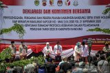 Ketiga pasangan calon Bupati dan Wakil Bupati Kabupaten Bandung mengikuti deklarasi komitmen bersama setelah prosesi pengundian nomor urut di Soreang, Kabupaten Bandung, Jawa Barat, Kamis (24/9/2020). KPU Kabupaten Bandung telah menetapkan nomor urut ketiga pasangan calon dan selanjutnya akan dilanjutkan dengan tahapan kampanye pada Sabtu (26/9/2020) mendatang. ANTARA JABAR/Raisan Al Farisi/agr