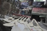 Perajin menyelesaikan pembuatan sendok dari kayu di Karangsong, Indramayu, Jawa Barat, Kamis (24/9/2020). Kerajinan alat makan seperti sendok, garpu, gelas dan piring yang berbahan dasar kayu tersebut dijual mulai dari Rp5000 hingga Rp20 ribu per unit. ANTARA JABAR/Dedhez Anggara/agr