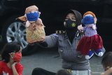 Polwan memainkan boneka bermasker di hadapan anak-anak di kawasan rumah susun Kelurahan Dandangan, Kota Kediri, Jawa Timur, Kamis (24/9/2020). Pentas boneka oleh kepolisian daerah setempat tersebut sebagai sarana edukasi penerapan protokol kesehatan kepada anak-anak agar terhindar dari penularan COVID-19. Antara Jatim/Prasetia Fauzani/zk.