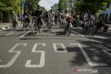 Warga yang tergabung dalam komunitas sepeda onthel menggunakan kostum saat melintasi kawasan Jalan Medeka, Bandung, Jawa Barat, Jumat (25/9/2020). Kegiatan yang dilakukan oleh Komunitas Sepeda Onthel tersebut untuk memperingati Hari Jadi Ke-210 Kota Bandung dengan cara berkeliling serta menuju ke tempat bersejarah Kota Bandung dengan tetap menerapkan protokol Kesehatan Adaptasi Kebiasaan Baru. ANTARA JABAR/Novrian Arbi/agr