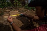 Temuan serpihan batu berprofil dari candi