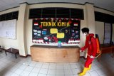 Relawan Palang Merah Indonesia (PMI) Provinsi Jambi menyemprotkan cairan disinfektan di kawasan Fakultas Sains dan Teknologi, Universitas Jambi, Jambi, Jumat (25/9/2020). Universitas Jambi di Mendalo Darat, Muarojambi resmi ditutup untuk aktivitas akademik dan administrasi perkantoran mulai 25-27 September 2020 menyusul seorang dosennya terkonfirmasi positif COVID-19 berdasarkan hasil tes usap. ANTARA FOTO/Wahdi Septiawan/pras.