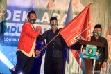 Pasangan Calon Bupati dan Wakil Bupati Sidoarjo Ahmad Muhdlor Ali (tengah) Subandi (kanan) menerima bendera partai saat deklarasi pemenangan di Sidoarjo, Jawa Timur, Jumat (25/9/2020) malam. Deklarasi pemenangan paslon yang mempunyai jargon Bersih, Gesit, Visioner tersebut diikuti oleh jajaran Dewan Syuro dan Tanfidz DPC PKB Sidoarjo, 16 anggota DPRD Kabupaten Sidoarjo dari Fraksi PKB, DPAC PKB se-Sidoarjo, Banom NU serta jajaran pengurus dua partai pendukung, Partai NasDem dan Partai Solidaritas Indonesia (PSI). Antara Jatim/Umarul Faruq/zk