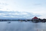 Sejumlah kapal pesiar sandar di Pantai Marina Boom Banyuwangi, Jawa Timur, Jumat (25/9/2020). Pantai Marina Boom seluas 44 hektar yang dikelola oleh PT. Pelindo III itu, saat ini sudah difungsikan sebagai pelabuhan Kapal Pesiar. Antara Jatim/Budi Candra Setya/zk