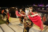 Penari gandrung tampil pada peresmian Banyuwangi International Yacht Club di Pantai Marina Boom Banyuwangi, Jawa Timur, Jumat (25/9/2020). Pantai Marina Boom seluas 44 hektar yang dikelola oleh PT. Pelindo III itu, saat ini sudah difungsikan sebagai pelabuhan Kapal Pesiar. Antara Jatim/Budi Candra Setya/zk