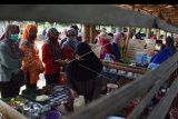 Suasana Pasar Pundensari di Desa Gunungsari Kabupaten Madiun, Jawa Timur, Minggu (27/9/2020). Pasar tradisional di desa wisata yang menyediakan berbagai makanan, jajanan dan minuman tradisional tersebut memiliki keunikan yaitu para penjualnya mengenakan pakaian tradisional dan seluruh pembayaran transaksi menggunakan bilah bambu yang sebelumnya didapat pengunjung dari panitia dengan mengganti sejumlah uang. ANTARA FOTO/Siswowidodo/nym.