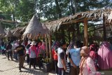 Suasana Pasar Pundensari di Desa Gunungsari Kabupaten Madiun, Jawa Timur, Minggu (27/9/2020). Pasar tradisional di desa wisata yang menyediakan berbagai makanan, jajanan dan minuman tradisional tersebut memiliki keunikan yaitu para penjualnya mengenakan pakaian tradisional dan seluruh pembayaran transaksi menggunakan bilah bambu yang sebelumnya didapat pengunjung dari panitia dengan mengganti sejumlah uang. Antara Jatim/Siswowidodo/zk.