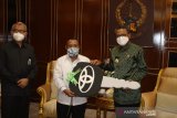 BPJAMSOSTEK serahkan Piala Paritrana Award 2019 untuk Pemprov Sulsel