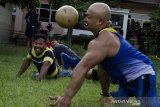 Penyandang disabilitas daksa bermain olahraga sepak bola tangan di Lapang BRSPDSN Wyata Guna, Bandung, Jawa Barat, Senin (28/9/2020). Olahraga yang mempertandingkan enam lawan enam penyandang disabililitas daksa dengan aturan mirip sepak bola tersebut dimainkan sebagai perkenalan cabang olahraga baru oleh PPDI dan NPCI Kota  Bandung sehingga diharapkan mampu menjadi salah satu olahraga resmi dan mengikuti kompetisi dan pertandingan olahraga bagi penyandang disabilitas daksa. ANTARA JABAR/Novrian Arbi/agr