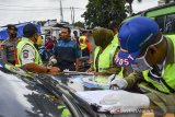 Tim Penindak Pelanggaran Protokol Kesehatan (Prokes) mendata warga yang melanggar prokes saat operasi yustisi di Pasar Cikurubuk, Kota Tasikmalaya, Jawa Barat, Senin (28/9/2020). Pemerintah Kota Tasikmalaya membentuk Tim Penindak Pelanggaran Prokes terdiri dari TNI, Polri, BPBD, Satpol PP, Dishub dan Dinkes dengan memberikan teguran tegas berupa bayar denda dan sanksi sosial kepada pelanggar berdasarkan Instruksi Presiden Nomor 6 tahun 2020 tentang peningkatan disiplin dan penegakan hukum protokol kesehatan dalam pencegahan dan pengendalian COVID-19. ANTARA JABAR/Adeng Bustomi/agr