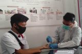 Karyawan dan karyawati Perum LKBN Antara Biro Bangka Belitung bekerja sama dengan Kimia Farma Diagnostik Cabang Pangkalpinang melaksanakan rapid tes COVID-19 di Pangkalpinang, Senin (28/9).