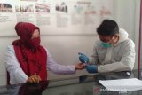 Karyawan dan karyawati Perum LKBN Antara Biro Bangka Belitung bekerja sama dengan Kimia Farma Diagnostik Cabang Pangkalpinang melaksanakan rapid tes COVID-19 di Pangkalpinang, Senin (28/9).