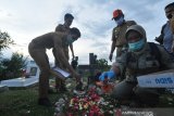 Tabur bunga pemakaman massal korban bencana Palu