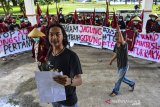 Aktivis mahasiswa yang tergabung dalam Ikatan Mahasiswa Muhammadiyah (IMM) melakukan orasi saat aksi unjukrasa di Halaman Gedung DPRD Kabupaten Tasikmalaya, Jawa Barat, Selasa (29/9/2020). Aksi tersebut menuntut kepada pemerintah untuk menjalankan reforma agraria dan memaksimalkan produksi hasil pertanian lokal serta memberhentikan alih fungsi lahan. ANTARA JABAR/Adeng Bustomi/agr